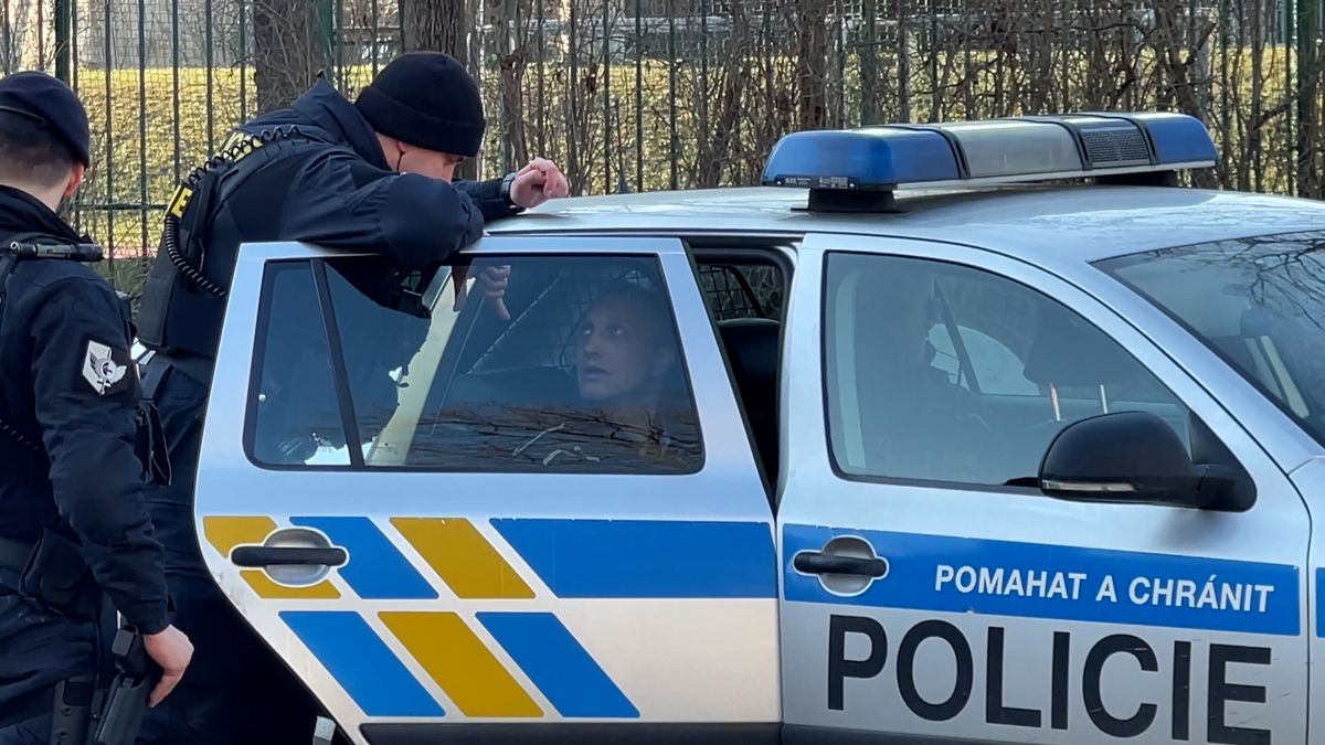 Muž ujížděl pražským parkem na čerstvě ukradené motorce. S policií v zádech